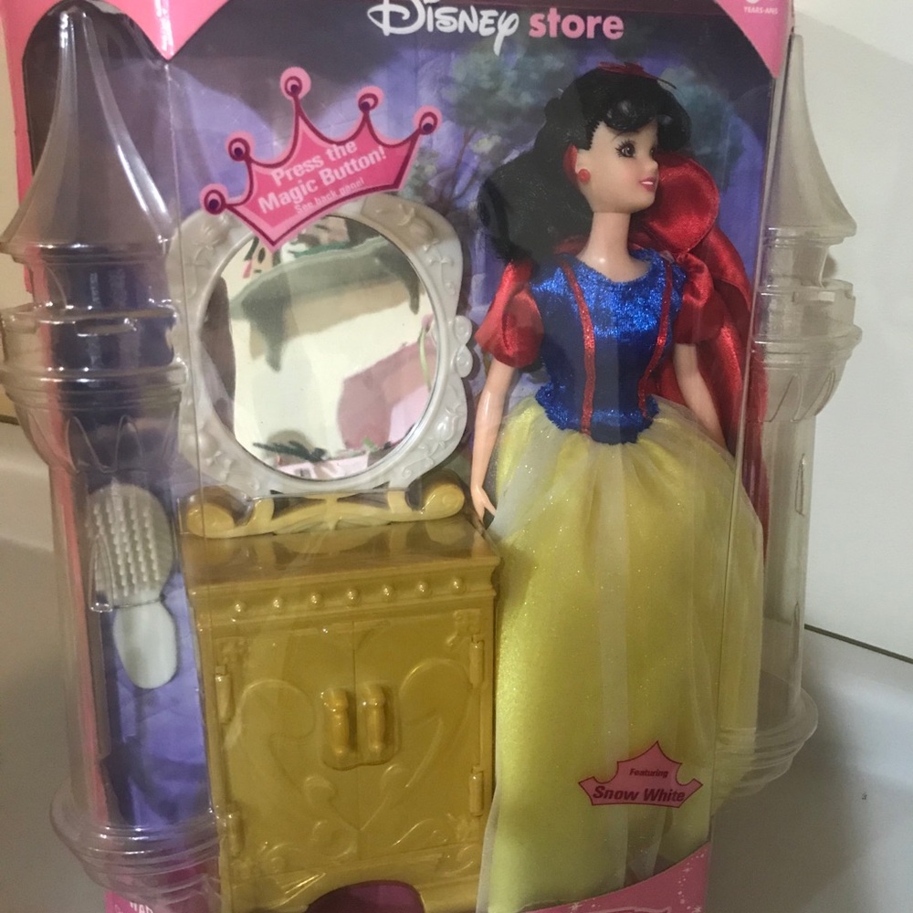 2003 Disney Store Snow White Talking Princess Doll with vanity playset